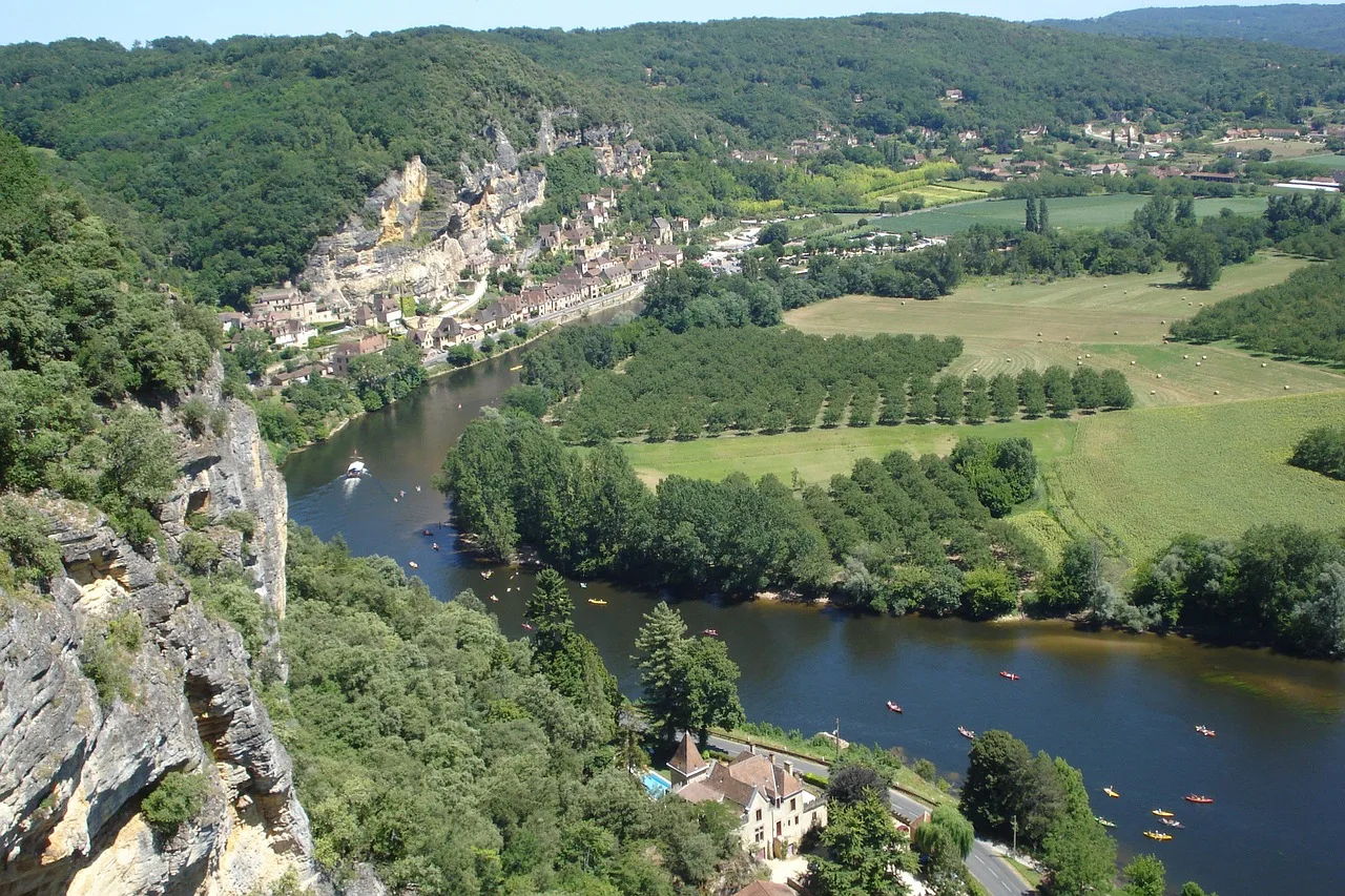 Quels sites visiter dans le Périgord Noir pendant son séjour en camping ?