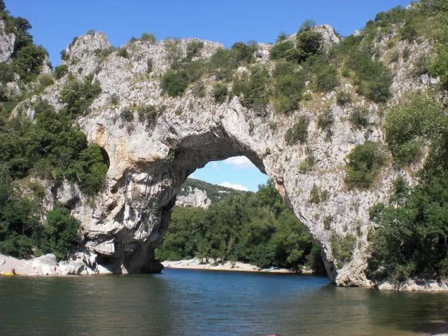 Partir en vacances en Ardèche : choisir un camping près de la rivière pour la pêche