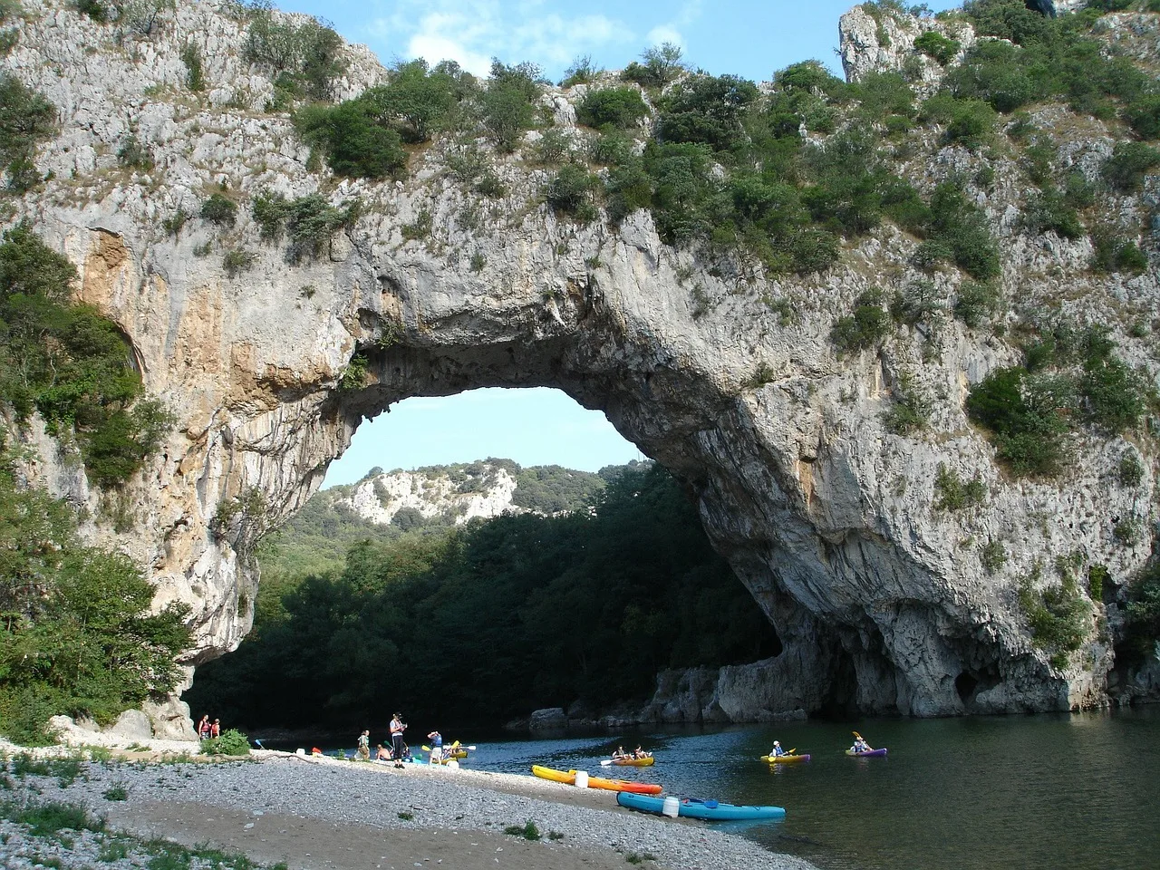 Tourisme : que savoir sur la descente de l’Ardèche en canoë ?